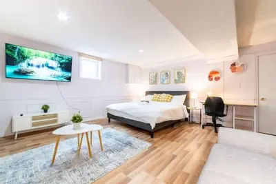 Image de King bed studio - 58 inch tv - Close to Uw/Wlu