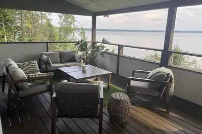 Image de Spacious waterfront retreat with all the comforts of home.