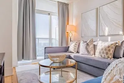 Image de Spacious 1 Bedroom+ Den, 1 Bath Condo/ Square One