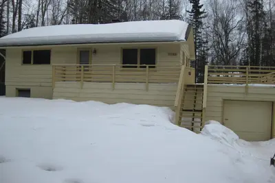 Image de 10 minutes from the airport. Lots of amenities! Private acre.