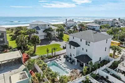 Image de Private Pool - 3 En-Suite King Bedrooms + Bunkroom for 4 - Steps from the Beach