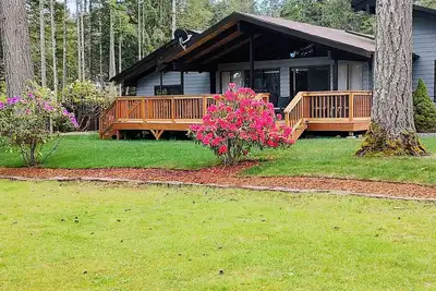 Image de Alderbrook 2 Bedroom Golf Course Home w/ View & Hot Tub