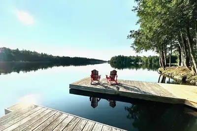 Image de Waterfront Cottage, Stunning Lake Joseph Setting with Private Dock