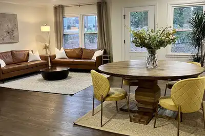 Fully Renovated Home walking distance to downtown Belmont. 10 Min to Clt Airport