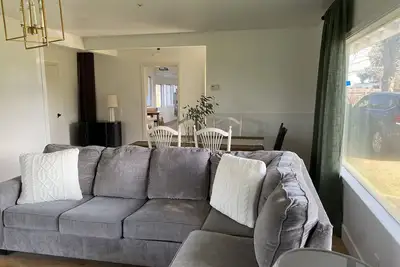 Image de Large lot 3-bedroom house near Belmont Country Club