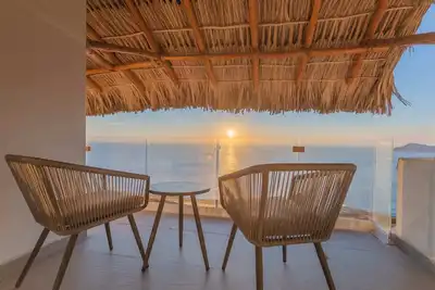 Image de Magical sunsets, king bed, and pro service B403