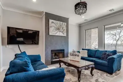 Image de New Custom Built Home 11 Miles From Will Rogers Airport