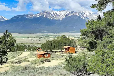 Image de 1 Room Dry Camping Cabin. Sleeps up to 4 in one queen bed and a set of twin bunks.