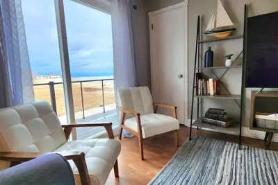 Image de Beachside Condo w/ Stunning Lake Views