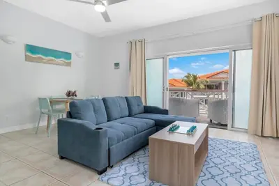 Image de Serene Penthouse Oasis, Pool, Steps from the Beach