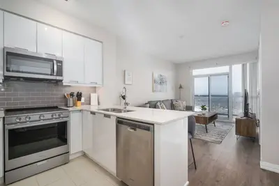 Image de Luxurious 1+Den, 1 Bath Condo, Parking, City View