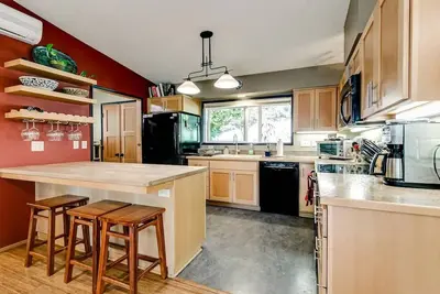 Image de Spacious Sylvan St Home 1 mi from UofO