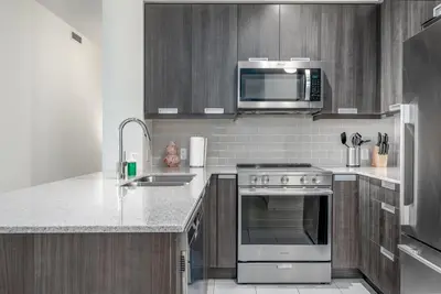 Image de 2+Den, 2 Bath, Parking, High Floor With View