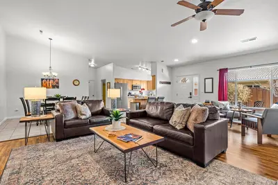 Image de New Listing: Private Spa, Pet-Friendly, Pool, Close to Parks, Garage | C477