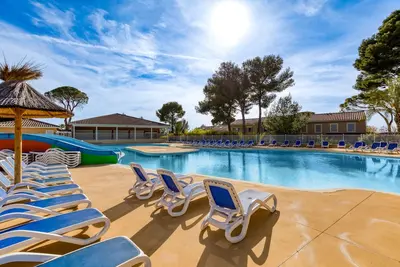 Image de Maison de vacances 'Colline De Jasmin Étoilé' avec piscine partagée, Wi-Fi et climatisation