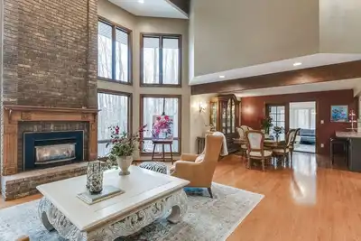 Image de Massive 4 Acre Estate. Nature & Distinctive Design 15 min from Msp
