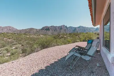 Image de 2 Bedroom, Open Floor Plan, w/Stunning Wood Rooms!