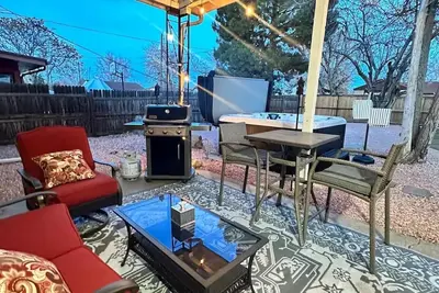 Image de Cozy, renovated Home w\/ new Hot Tub! Just 15 minutes from downtown.