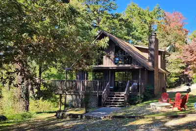 Image de Baby Bear Retreat | Cozy Cabin with Mountain Views + Hot Tub | Pet-Friendly