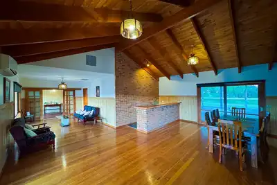 Image de \nEntire Home in Beveridge\n10 guests, 4 bedrooms-7beds and 2baths\n