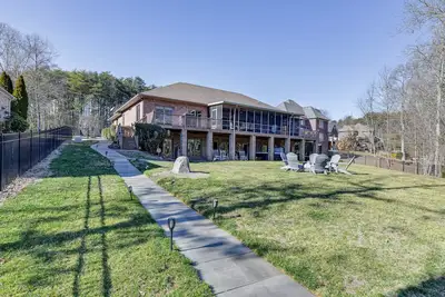 Image de Waterfront Lake Norman Retreat w/ Dock + Hot Tub!