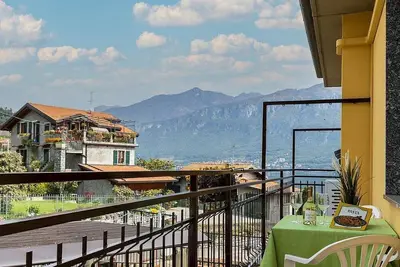 Image de Appartamento Ermelia: A bright and sunny two-story apartment situated on a promontory facing the lake, with Free Wi-Fi.