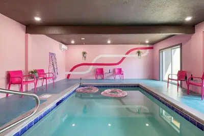 Image de Designer Retreat • Pool + Theater + Hot Tub • Near Pigeon Forge | Pink Pines