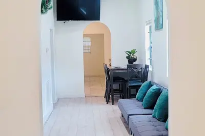 Image de Central & Cozy 4bed/2Bath Home in DownTown, next to Jaguars Stadium, Sleeps 17