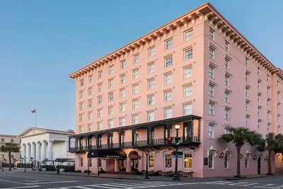 Image de Seven Minutes on Foot to Old Exchange and Provost Dungeon! Pool, Pets Allowed!