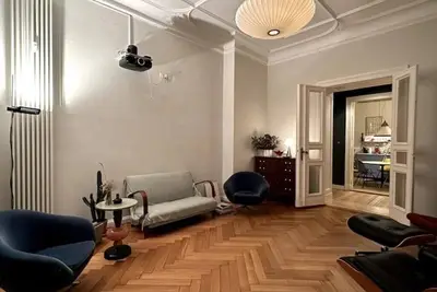 Image de Großzügige Wohnung aus dem 19. Jahrhundert mit Blick auf den Wunderschönen Park