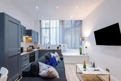 This apartment is a 2 bedroom(s), 1 bathrooms, located in Liverpool, .