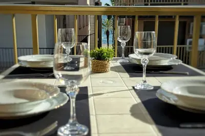 Image de Appartement Familial près de la Plage avec Wi-Fi, Terrasse et Cuisine Équipée