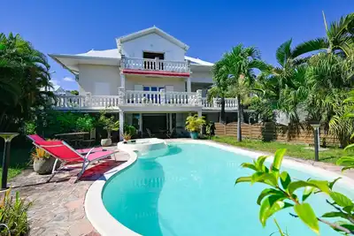 Image de Ce logement calme et sans vis Ă vis dispose d'une piscine avec jacuzzi