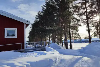 Image de Gemütliches Holzhaus in der Wildnis von Lappland in Wunderschöne Lage am Wasser