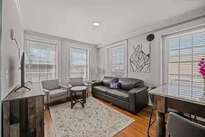 Image de Stylish Loft Steps Away from Main Street