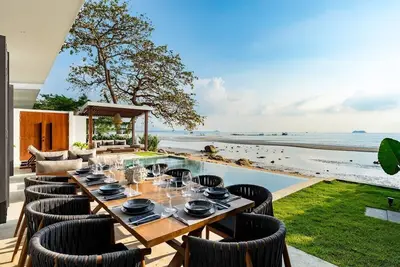 Image de Beachfront 4br Sunset Villa w/ Staff & Saltwater Infinity Pool
