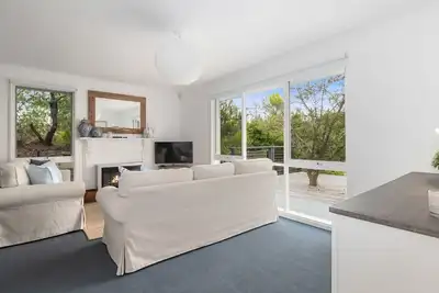 Image de Elevated Coastal Hideaway with Stunning Treetop Views and Prime Location