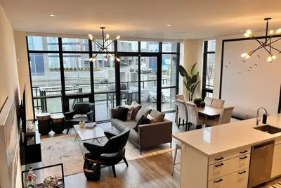 Image de Friday Harbour Luxury Resort, come enjoy luxury living at the harbour.