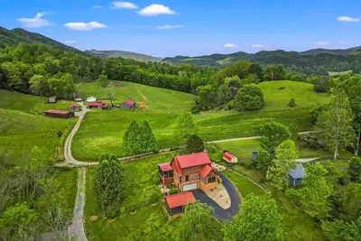 Image de Near Blackberry Farms| Fire Pit | Hot Tub | Pets