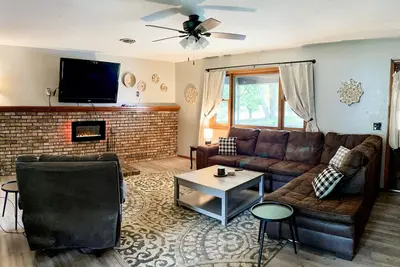 Image de The Raven Retreat on the River — Mountain Views & Pet Friendly!