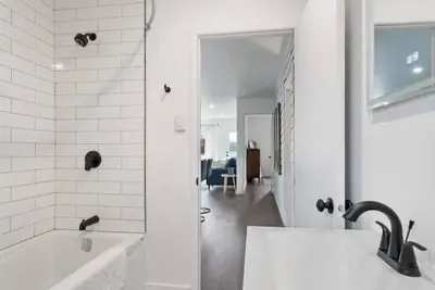 Image de Coastal Charm & Comfort - Minutes to Parlee Beach