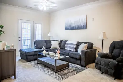 Image de 10 Minutes To Masters! Spacious, Family-Sized, Private Patio, 24 Hr Gym, & Pool.