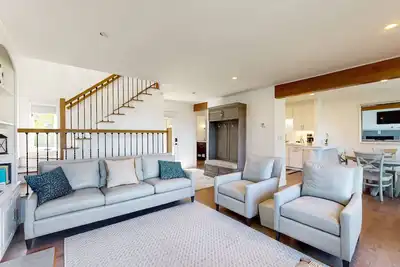 Image de Tranquil lakeside retreat with beach access, pool, firepit, & lovely patio views