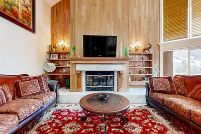 Image de Elegant mountain condo near skiing with pools, hot tub, tennis, balcony, & W/D