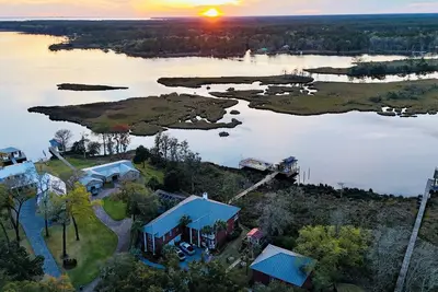 Image de Waterfront Property w/Pool & Dock