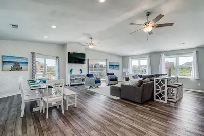 Image de Beautifully updated Corolla vacation home, only 1300 ft from the beach!