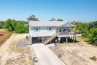 Image de Rustic charm and a classic Outer Banks vibe at Mountain Retreat in Duck, Nc!