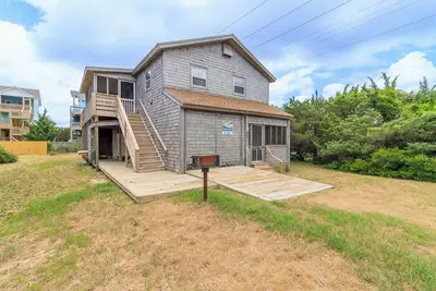 Image de Classic Hatteras Island beach cottage, only a 5 minute stroll to the beach