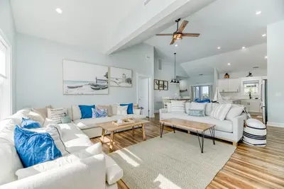 Image de Bright and airy recently constructed home just a short walk to the beach!