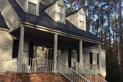 Image de Located  3. 3 miles from Masters!